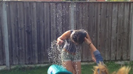 Girls Fail the Als Ice Bucket Challenge