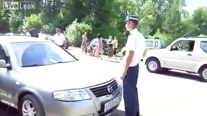 Руски полицай стреля по гума на кола!