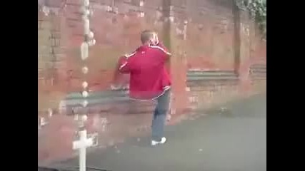 Пиян мъж води тежка битка с баира :)