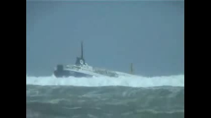Кораб Попада В Големи Вълни