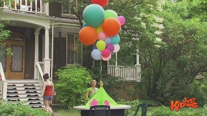 С Балоните отлетя и покривката за следобедният парти пикник - Скрита камера