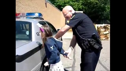 Полицай показва на момиче за рождения си ден как арестува някого