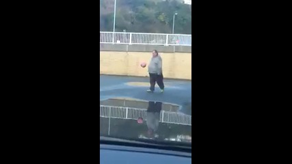 Човек с наднормено тегло със страхотно жонглиране