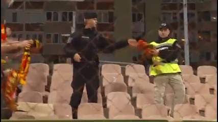 Фенове на Босна и Белгия си разменят шалчета чрез полицаи