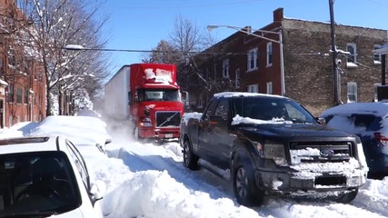Мощен пикап помага на закъсал камион в снега