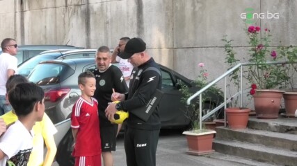 Дани Моралес раздава автографи на невръстни фенове