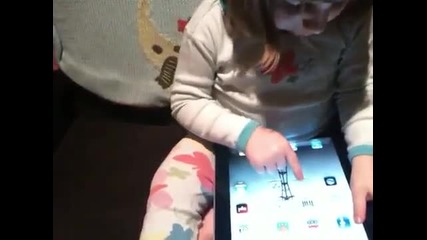 3 годишно дете си играе с ipad 