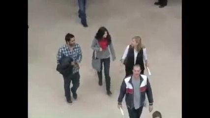 Салина Гомез посещава Музей в Париж със семейството си