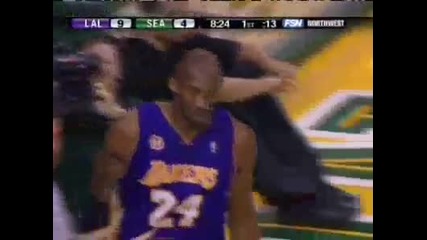 Kobe Bryant се удря в лицето с топката 