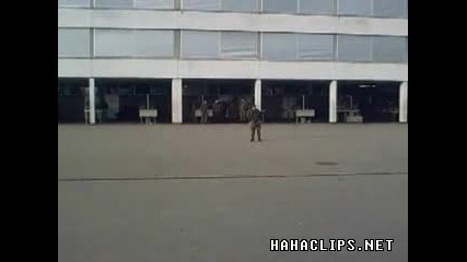 Руски Войник показва уменията си breakdancing 