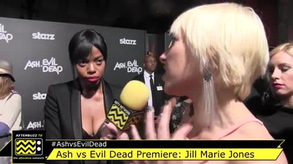 Звездата Джил Мари Джоунс на премиерата на сериала си Аш срещу Злите Мъртви (2015)