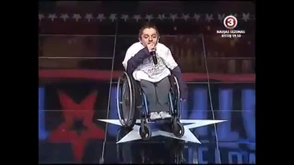 Инвалид изпълнява песента Dear Mama (2pac)