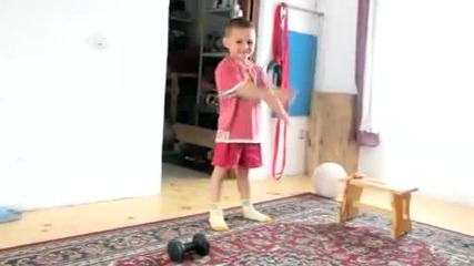 Това дете ще ви изуми със силата си