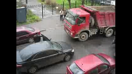 Пред самосвала всички отстъпват!!! 