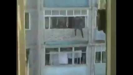 Пиян руснак пада от балкон (инцидент след купон)