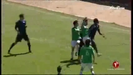 Футболист прегръща съдията след като вкарва гол!