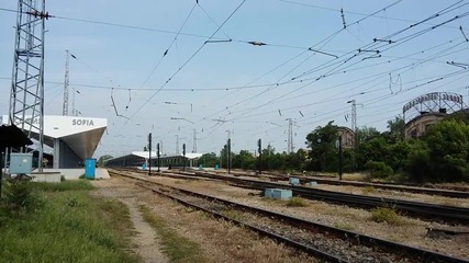 Локомотив 45 177.3 маневрира след като е обслужил влака от Лом на гара София.