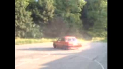 Това нейздържа на напъна!!бмв е30