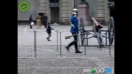 Дете срещу гвардеец
