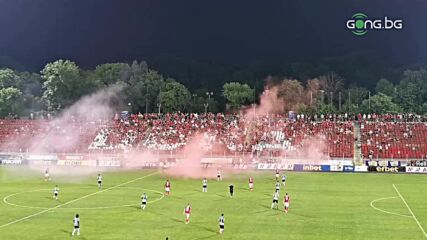 Феновете на ЦСКА запалиха димки