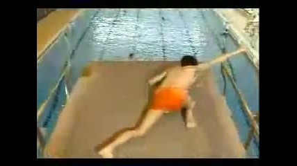 Mr. Bean отива на басейн.