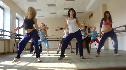 Момичета танцуват на песента на Rihanna - Whats My Name