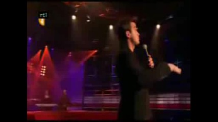 Robbie Williams Misunderstood Kisses Fan
