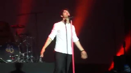 Jonas Brothers изпълняват Don't You Worry Child на Swedish House Mafia в Mexico City