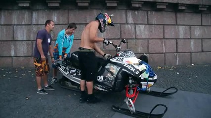 Як номер със снегоход по река Нева