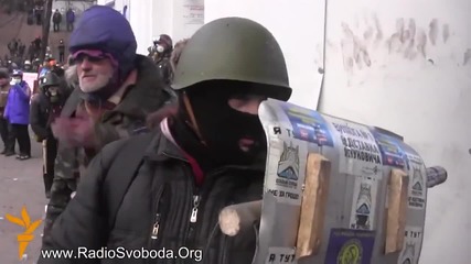 Беркут показва неприлични жестове • Киев Грушевского Майдан