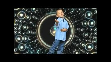 4 годишно хлапе пее Justin Bieber = baby 