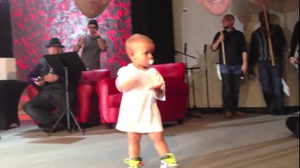 Бебе се разбива от танци на концерта на баща си