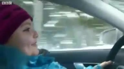 8 годишно момиче кара кола в Русия - родителите снимат