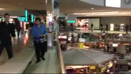 Пич скача от етаж в мола в изкуствен басейн