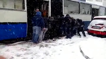 Деца бутат автобус'вижте какво става в Габрово!'7.01.2013