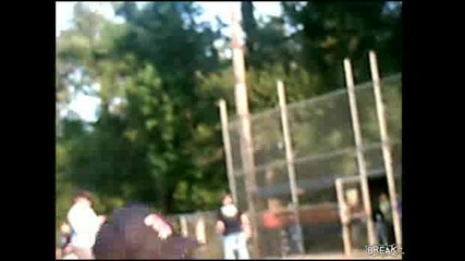 Треньори се збиват на бейзболен мач