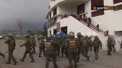 Жесток екшън между ултраси на Коло Коло и полицаи в Чили
