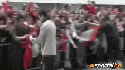 Фабрегас се разписа върху фланелка на Реал Мадрид