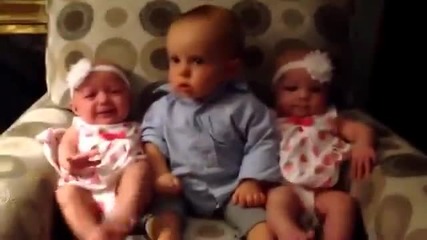 Очерователно малко момченце е объркано от срещата си с близначки