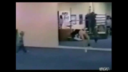 Късметливо малко дете избягва удар от гимнастик