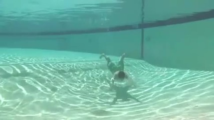 Под водата - на забавен кадър (смях) 