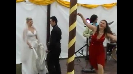 Пияно маце прецака сватбата на хората 