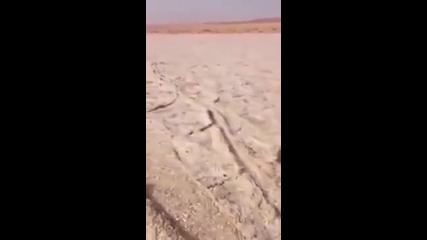 Странен природен феномен в Арабската пустиня - река от градушка