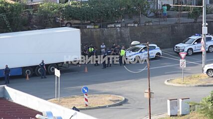 Заловиха тир с близо 100 нелегални мигранти в Бургас