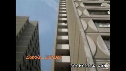 безстрашен човек изкачва висока сграда 