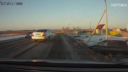 Понякога и така става! Две коли гонят миниван - Руска версия