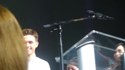 Miley Cyrus crying Concert For Hope La 10 25 09 