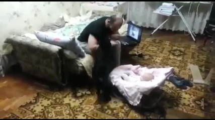 Смях-коте защитава бебе от баща му