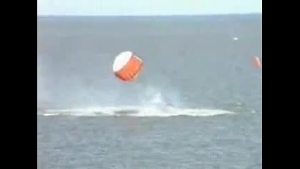 Самолет който пада в морето 