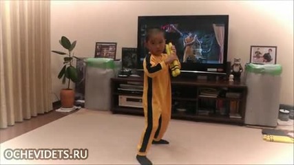 5 годишен имитира Брус Лий